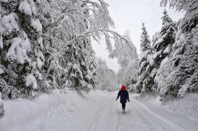 Eine Frau wandert durch Winterlandschaft